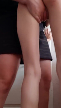 Ho strappato forte le mutandine della mia ragazza, le ho sculacciato duramente il culo e le ho scopato forte la figa