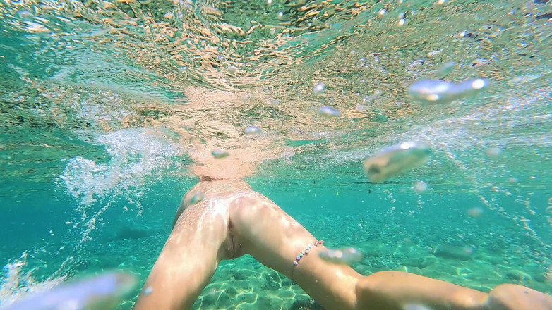 JessiJek: Çıplak turist kızla plajda tanış ve götünü ve amını sert...