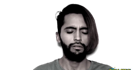 Camilo Brown: Honění mého velkého neobřezaného ptáka olejem v černé a bílé barvě