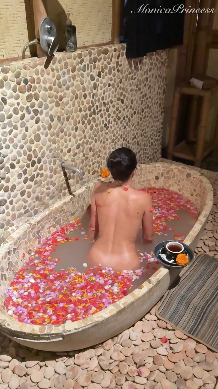 Princess Monica: Merakam di bilik mandi berbogel di spa - Di sebalik Tabir