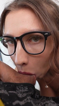 Une prof suce l’énorme bite de son élève après les cours !