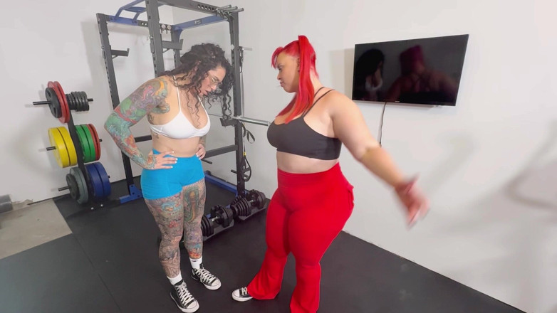 Bianca Bailee: Sessione stretch turned lesbica strap on sesso