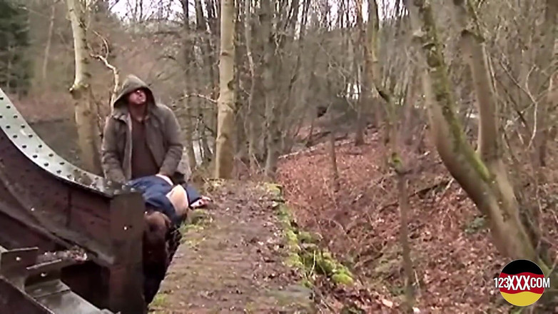 123XXX - Fucked Amateurs in Germany!: Schattige brunette vindt het niet erg om te zuigen en...