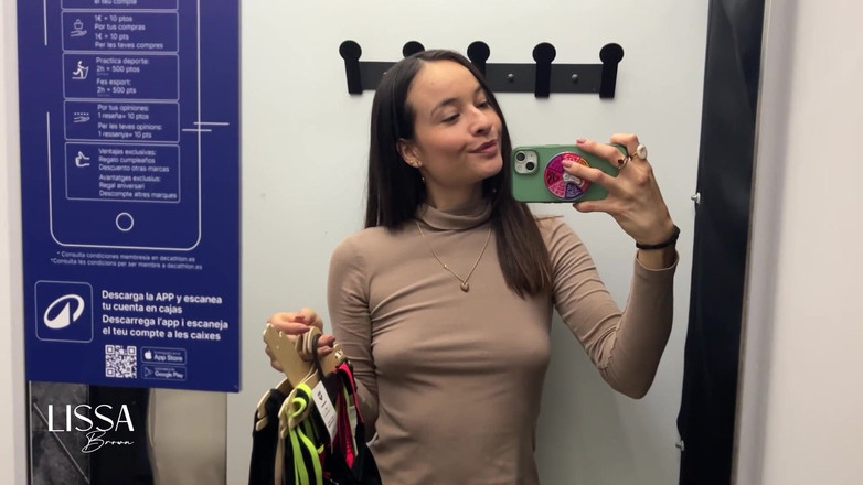 Lissa Brown: Bilik Fitting Pakaian Renang Satu Sekeping