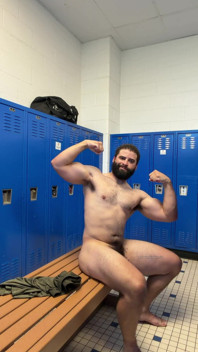 Muscle cub in der umkleidekabine