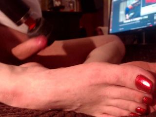 Barefoot Stables: 발 뒤꿈치에 바이브와 스펀크를 사용하는 Sissy