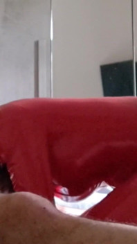 MILF dalam pakaian kucing lateks memberikan blowjob dan menelan air mani