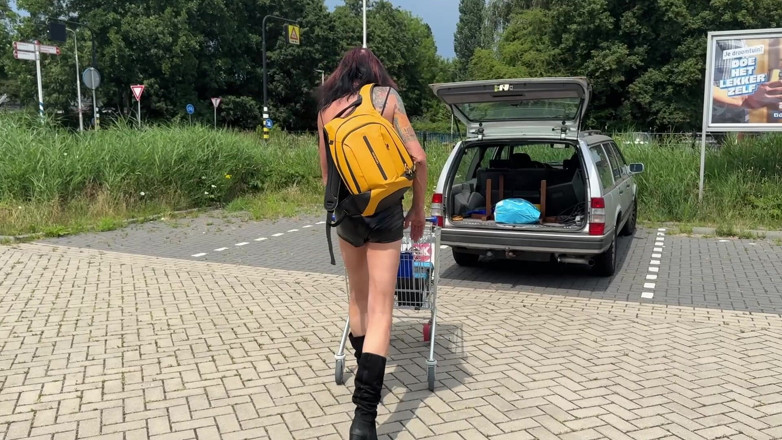 NaomiPerv: 야외에서 후장 딜도를 가지고 있는 트랜스 여주인 Naomiperv