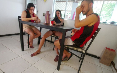 Intense Pleasures: Manželka ani nesní, že mě její kamarádka využila pod stolem