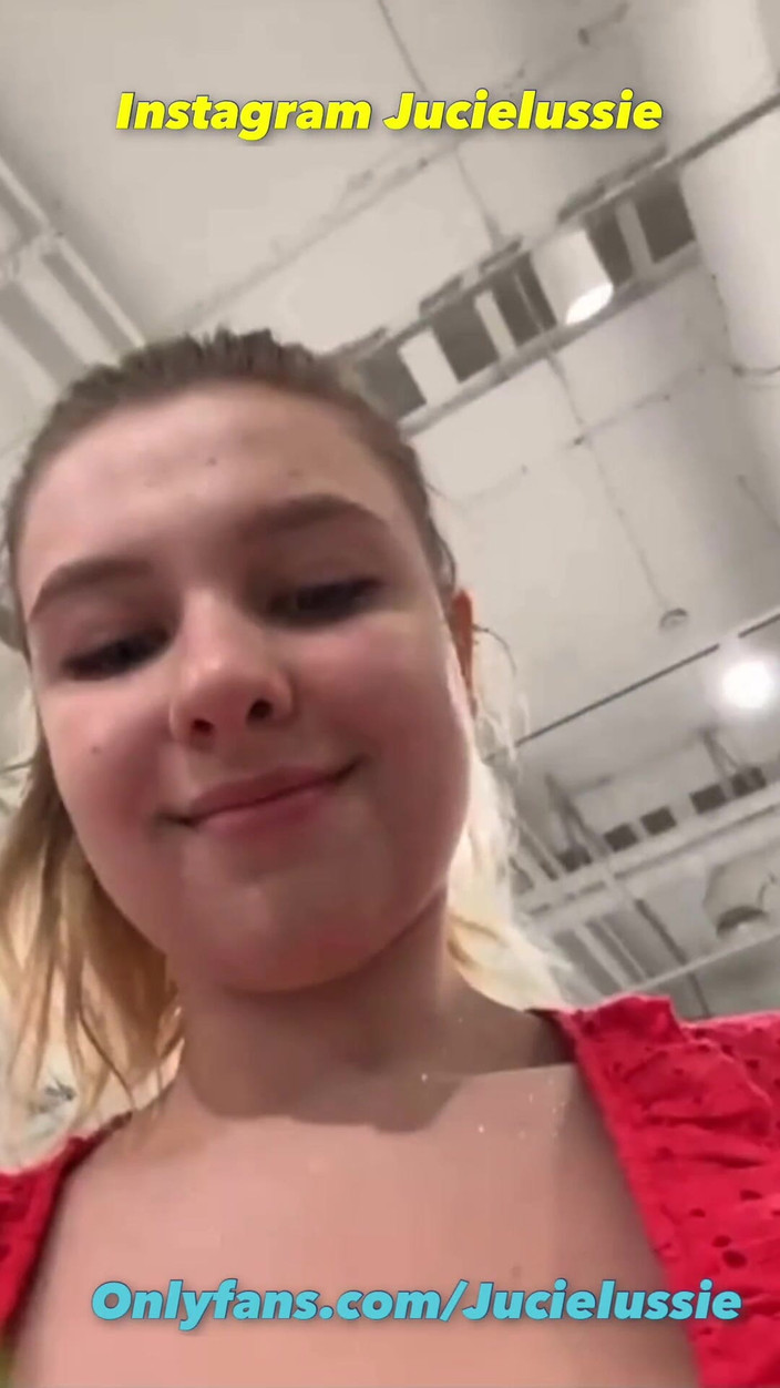 JuiceLussie: Masturbasi luar biasa di ruang ganti