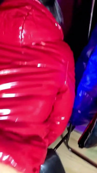 Downjacket berkilat merah sudut pandangan pertama. Merokok, gaya doggy dan pancutan berganda pada jaket saya