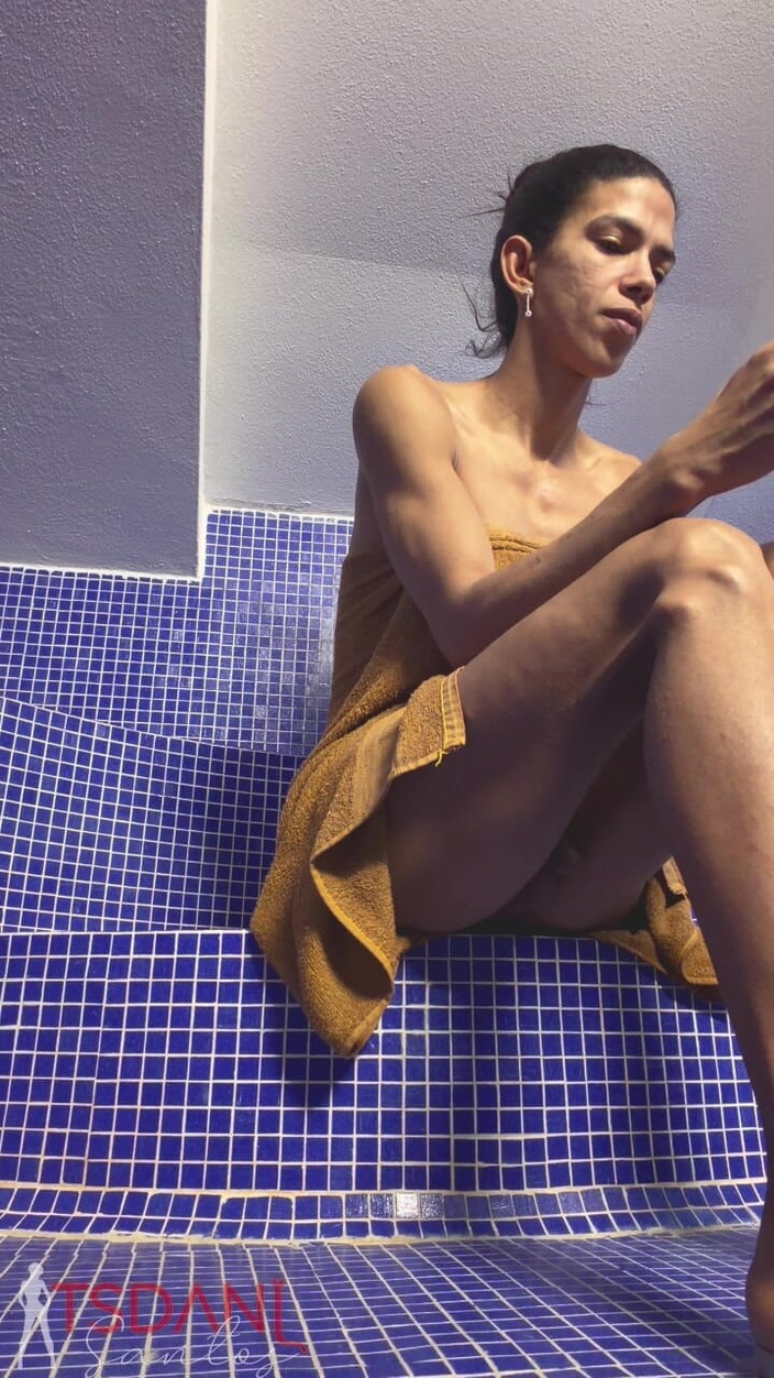 Tsdanisantos1: 마른 욕조에 있었고, 나는 그곳에서 잠시 정신을 돌리려고 있었다.