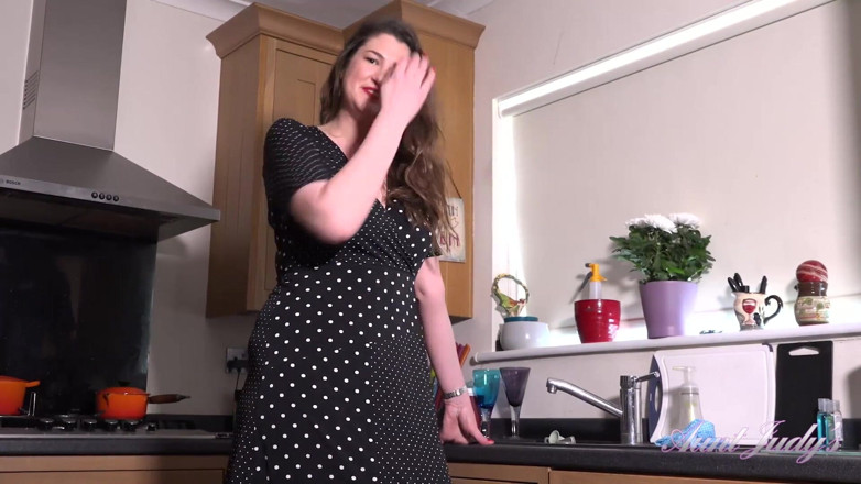 Aunt Judy's: AuntJudys - Tall 35yo Stepauntie Felicity gives you JOI in the kitchen