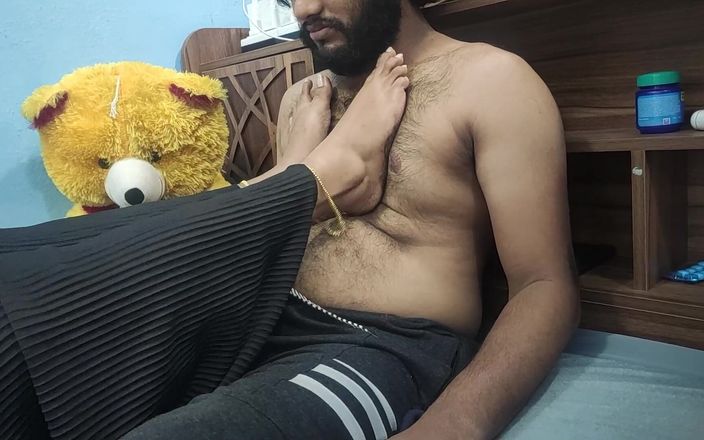 Vaigavarun Feet romance: チェストトランプル