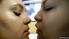 MF Fetish: Paola i Cauanny uwielbiają się całować