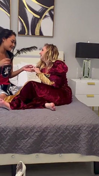 La sensual fantasía de tickle de los 50 de Zara y Ayla Vixen: le esperan risas indefensas en primer plano!