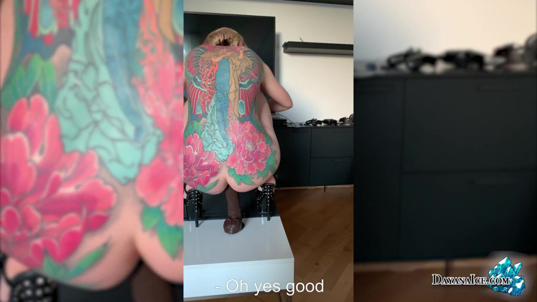 Dayana Ice: Geile frau reitet auf gummischwanz und squirtet