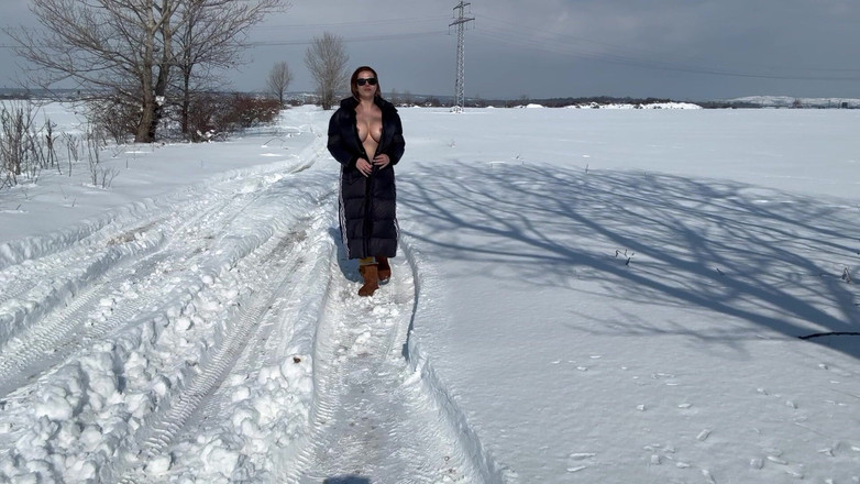 Emeli: 在雪地里裸体玩耍