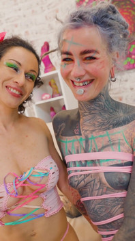 Des filles se baisent le cul avec des jouets énormes - performance de Stacy Bloom et Anuskatzz