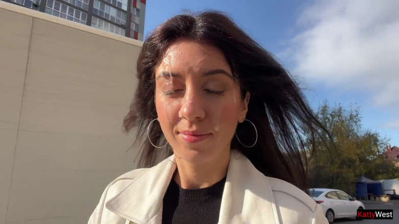 Katty West: Дружина йде в супермаркет зі спермою на обличчі від коханця - прогулянка з камшотом