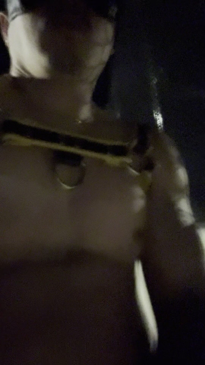 barenakedboy: Půlnoční svalová škádlení: Asijský kus protahuje zadek a biceps ve žlutém postroji...
