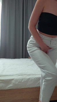 Kvinnlig desperation kissa i jeans