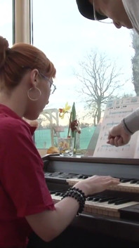 Remaja toket kecil berambut merah yang manis dengan sepatu kets dientot pantat setelah kelas piano