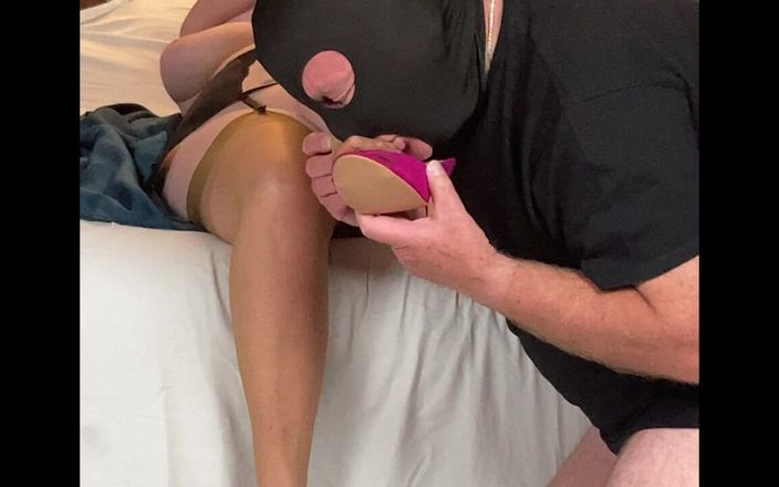 Mr MF: Mme les pieds matures permet à son foot boy de s’amuser