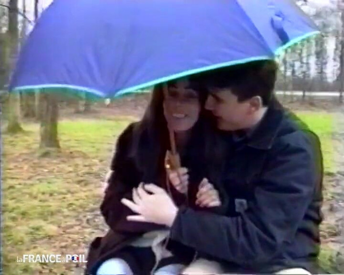 French Family Secrets: O tânără în ruptură completă abordată de casteurul nostru într-un parc.