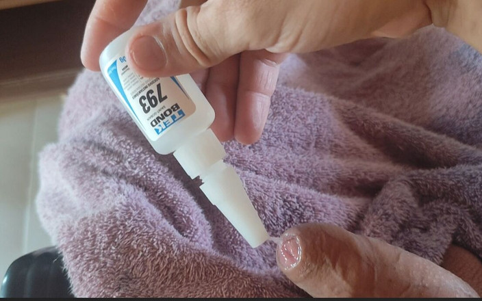 Straight Daddy Club: Lepidlo na boty na lubrikovaný žalud