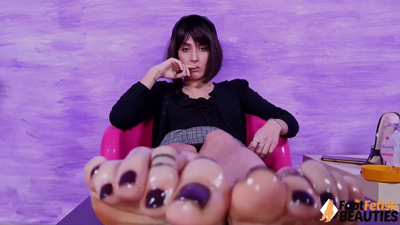 Foot Fetish HD: Çarpıcı Aradia ayaklarına bebek yağı döküyor ve ayak masajının tadını çıkarıyor