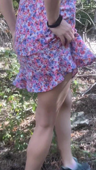 Menemukan gadis imut bertato menunggangi sepeda di hutan dan meniduri memeknya yang berbulu