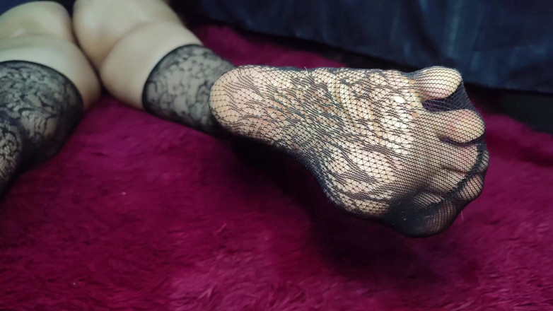 Queensofthefeet: Velké síťované punčochy a silně zmačkané podrážky