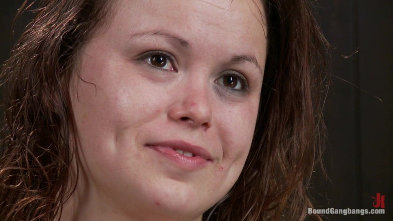 Bound Gang Bangs by Kink: Dívka je přepadána v zelené místnosti, odtažena na place a...