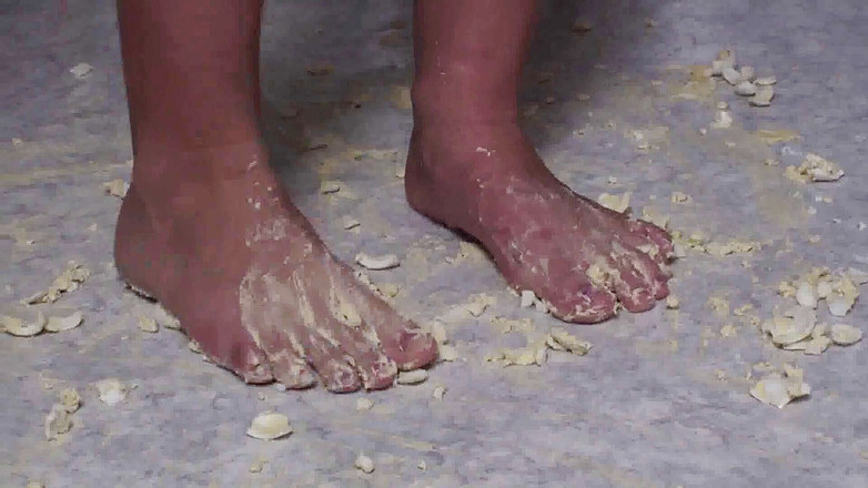 Foot Girls: 台所で食べ物をつぶすブルネット