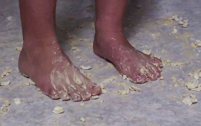 Foot Girls: Брюнетка давит еду на кухне