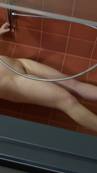 Auf einen schwanz in der lesbischen toilette pissen
