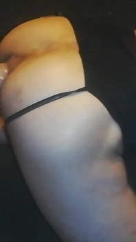 Sissy effeminato allena il suo buco del ragazzo con un grosso dildo