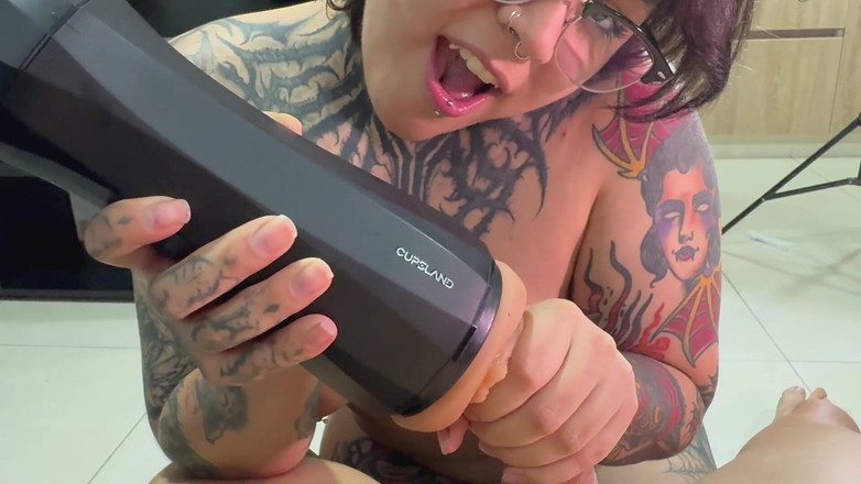 Ary Abdul: 我发现我的继兄弟用他的新玩具自慰并帮助他射精