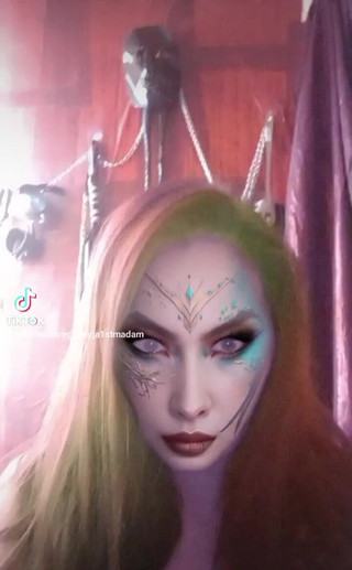 Dominatrix Redsonyja: Hanya beberapa dari peran favoritku setelah perjalanan dan malam ini...