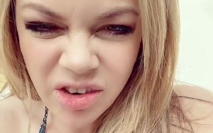 Alicia Rhodes: Liten badtunna handel topless action idag