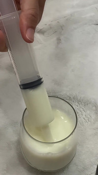淋浴撒尿和牛奶灌肠