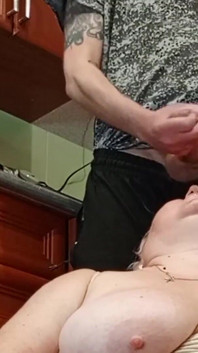 Sexy mrdka v ústech macechy po honění ptáka v kuchyni