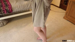 Üvey kız kardeşinin amını yalıyor ve sikiyor