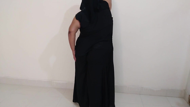Aria Mia: खूबसूरत विशालकाय महिला सेक्सी 18 साल की कॉलेज लड़की बड़े स्तन और निपल्स हिलाती है, फिर अजनबी उसके कमरे में आता है और उसके हाथ बंधे हुए हैं और चुदाई - गीली चूत