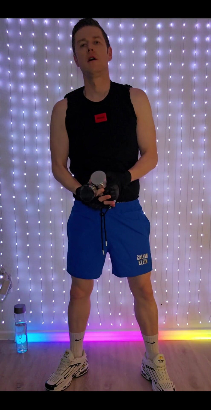 Roman Heart: Mavi ck şortlu fitness egzersizi