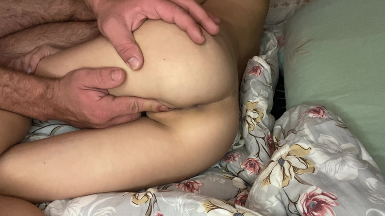 Blondasexy00: Üvey erkek kardeşim sıkı amımı parmaklıyor ve orgazm oluyor