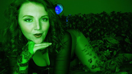 Haylee Love: Poison Ivy fait de Robin son esclave