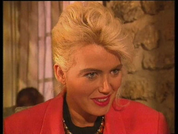 Italian Vintage Porn: Cewek pirang mengisap kontol di persetubuhan mobil beruap