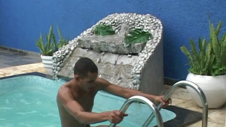 Shemale TS Collection: Kluk u bazénu šuká nadrženou Tranny s velkým ptákem tvrdě v...